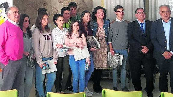 Los ganadores de la fase comarcal de Vitigudino del concurso junto al alcalde, a la directora del IES, al director provincial de Educación y al diputado de zona.