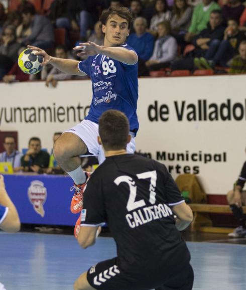 Víctor se dispone  a lanzar, en un partido anterior. 