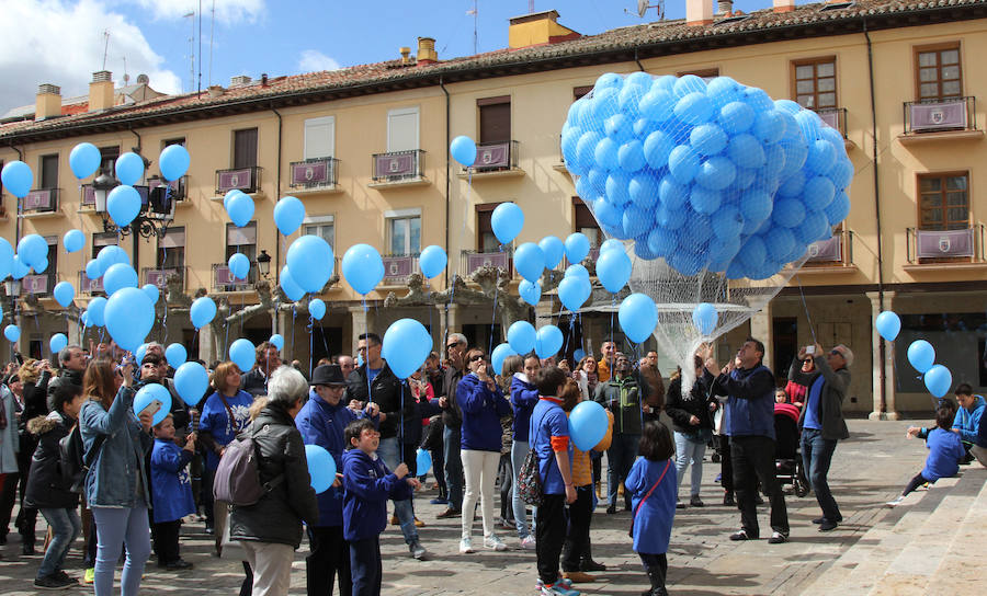 Los globos azules invaden la plaza Mayor de Palencia durante la lectura del cumunicado.