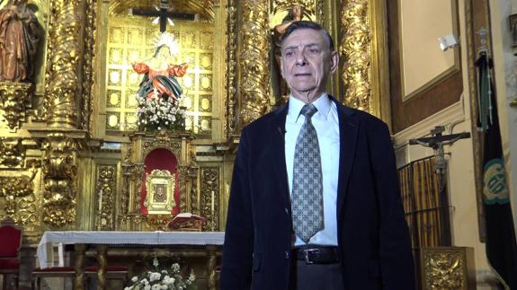 José Luis Miguel, vicearchivero de la Cofradía Penitencial de la Santa Vera Cruz, con la Dolorosa de Gregorio Fernández detrás.