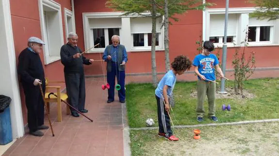 Niños y mayores comparten juegos tradicionales. El Norte