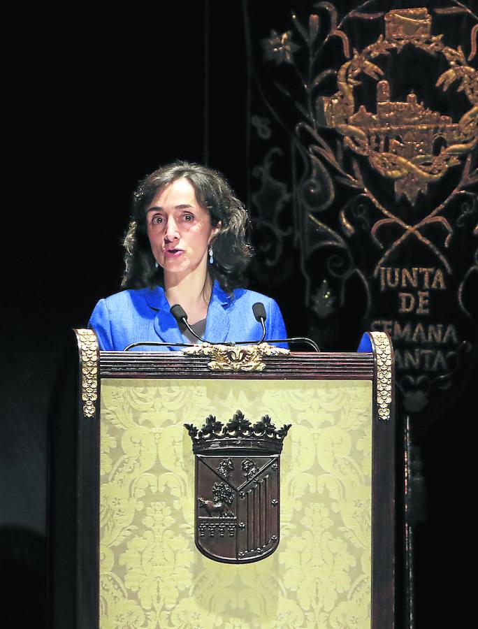 Asunción Escribano en el atril del teatro Liceo, realizando su proclama de la Semana Santa. 