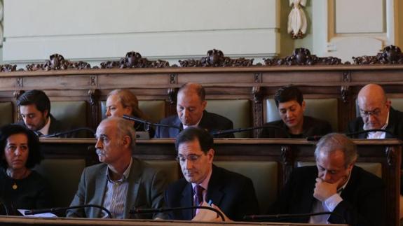 Jesús Julio Carnero (arriba derecha) y Borja García (arriba izquierda) en la bancada del PP en Valladolid. 