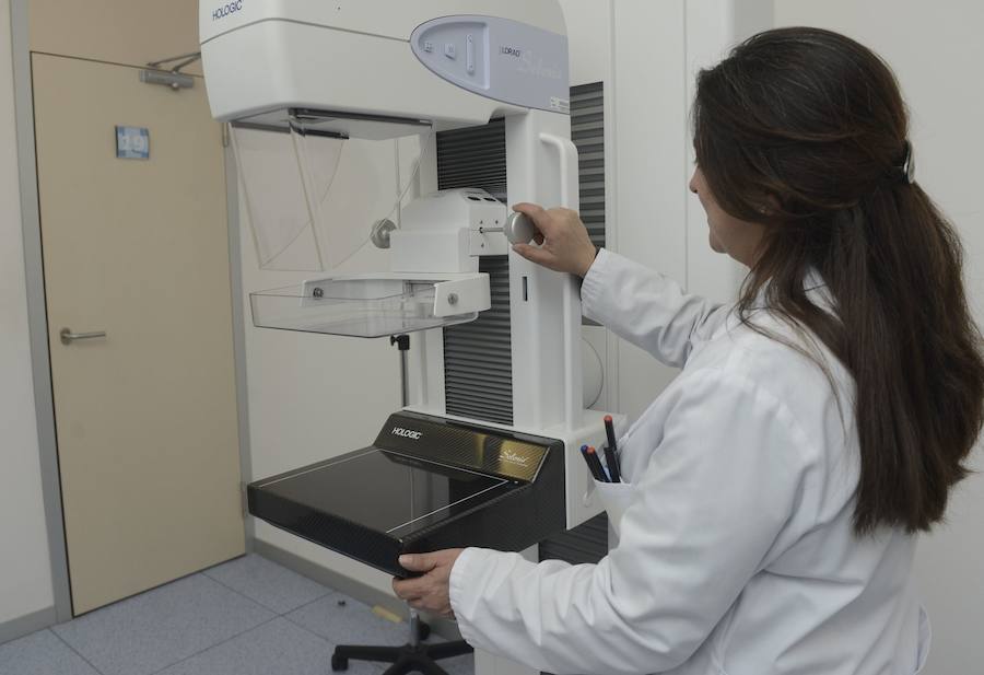 Una radióloga, ante un mamógrafo. 
