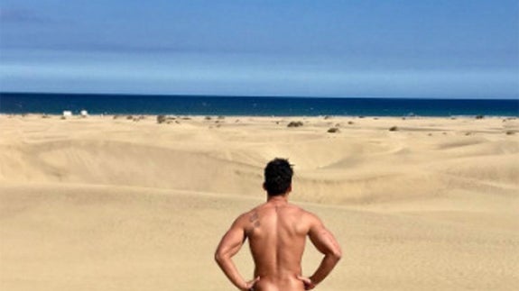 Alberto Santana en la playa de Maspalomas. 