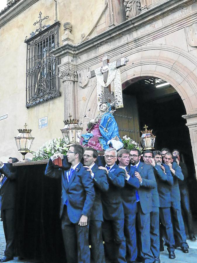 El paso de la Virgen sale de la capilla de la Vera Cruz. 