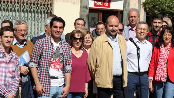 Alberto Peñas (tecrero por la derecha), y otros miembros del PSOE provincial, en el acto de presentación de la plataforma a favor de Pedro Sánchez en Segovia. 