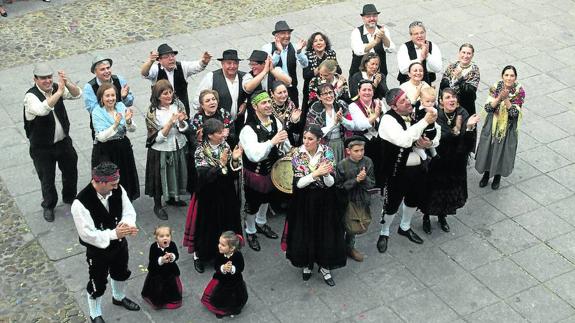Personas de todas las edades vistieron los trajes típicos y de antaño para participar en la grabación del videoclip. 