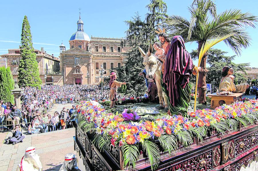 El paso de la Entrada de Jesús en Jerusalén en el atrio de la Catedral, ante una plaza de Anaya abarrotada de público. 