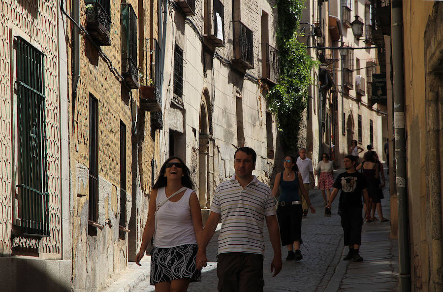 El tránsito de turistas por la calle Daoiz es constante durante todo el día.