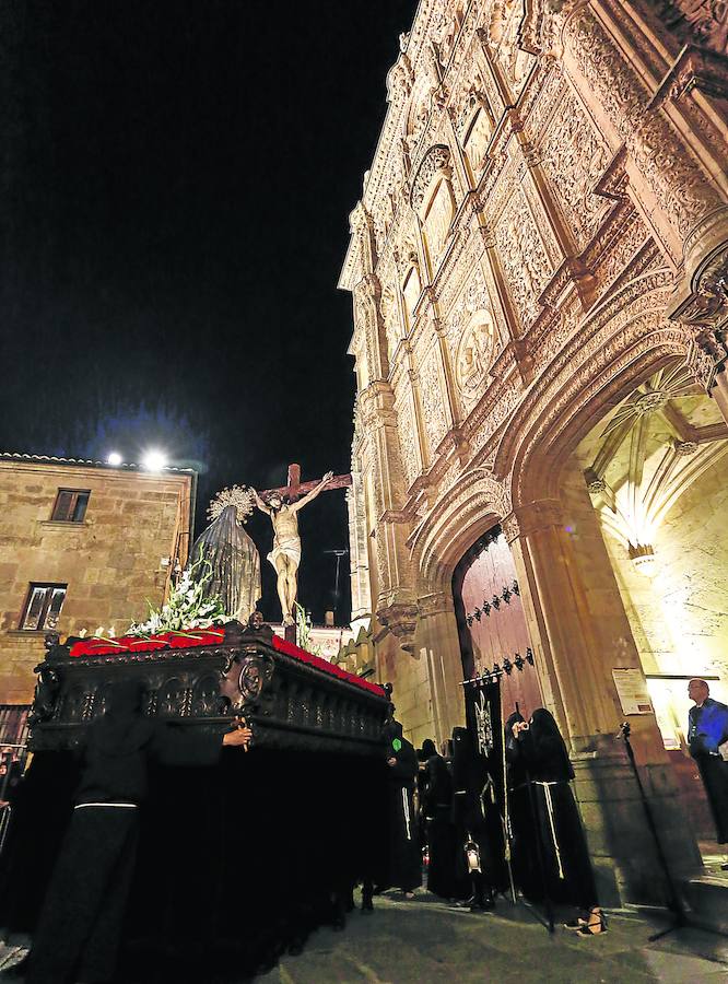 El Cristo de la Luz y Nuestra Señora de la Sabiduría ante la fachada del Edificio Histórico de la Universidad. 