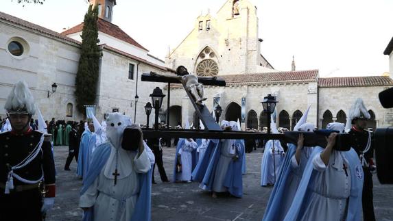 El paso de Jesús Crucificado, escoltado por policías locales, tras salir de San Francisco para dirigirse a la Plaza Mayor.