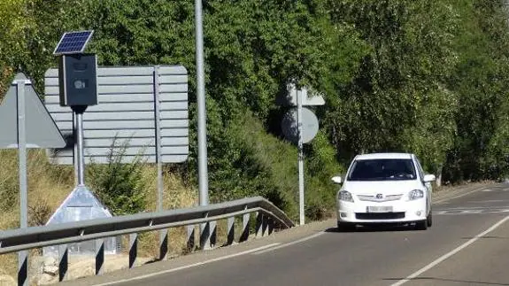 El radar multicarril vigila ya el peligroso cruce de Fuente Berrocal.