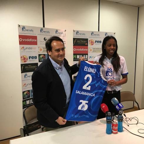 Jorge Recio y Adaora Elonu, durante la presentación oficial del acuerdo de renovación de la jugadora.