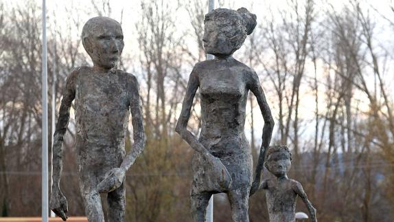 La Familia, en la rotonda de la Lanera. 