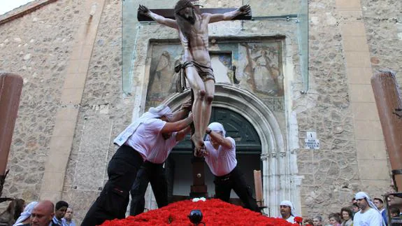 Instante en el que el trono del Santísimo Cristo de la Esperanza sale por el portón de Santa Eulalia, en la tarde de ayer. 