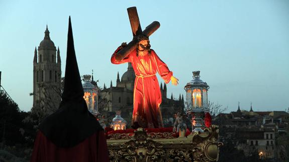El paso de Cristo con la Cruz a Cuestas, de la Cofradía de Ademar, en los Altos de la Piedad.