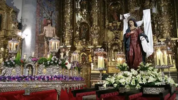 Pasos del Santísimo Cristo Despojado y Nuestra Señora de la Amargura en la iglesia de San Andres, momentos antes de la procesión.