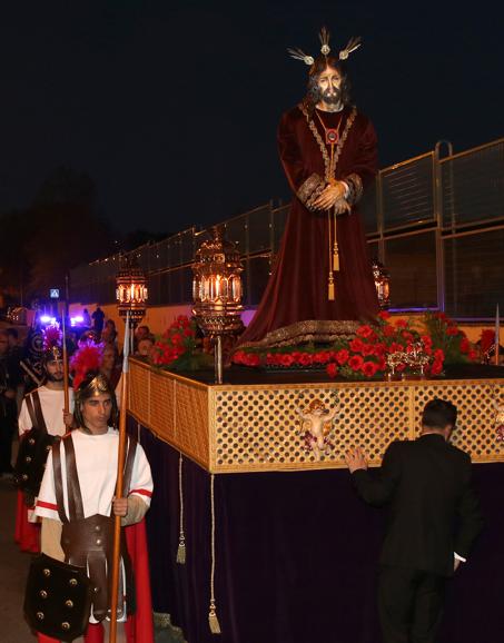 Los cofrades con trajes de soldados romanos escoltan la carroza de Jesús Cautivo. 