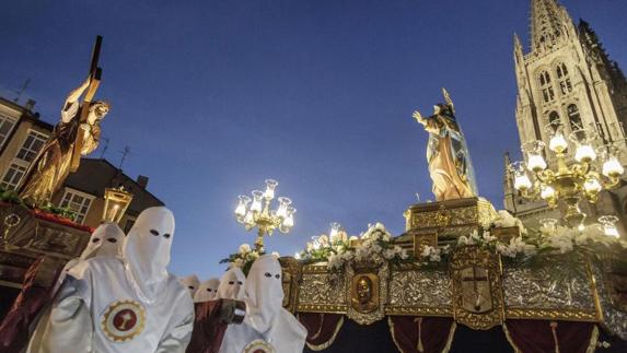 Jesús con la Cruz a Cuestas y Nuestra Señora de los Dolores durante la procesión del Encuentro que recorre las calles de Burgos en la noche del Jueves Santo.  