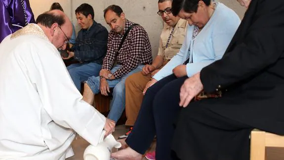 El párroco de Nueva Segovia lava los pies a una de las feligresas. 