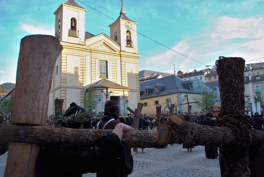 Los penitentes llegan a la plaza de los Dolores de La Granja en la Procesión del Santo Entierro.