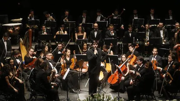 La Orquesta Filarmónica de Valladolid, con Ernesto Monsalve en primer plano. 