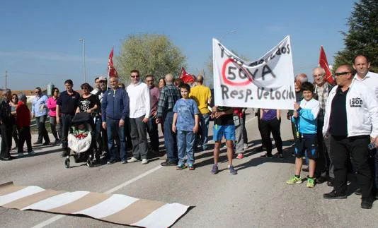 Los manifestantes exhiben una pancarta en la que se pide que se respete el límite de velocidad. 