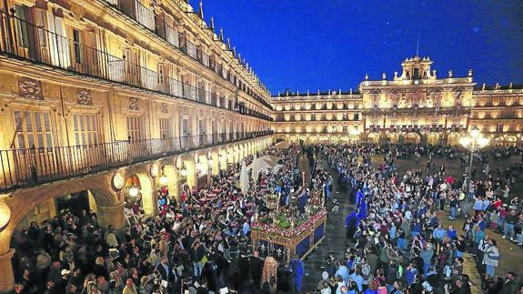 Jesús Nazareno atraviesa la PlazaMayor ante la contemplación de una multitud de fieles. 