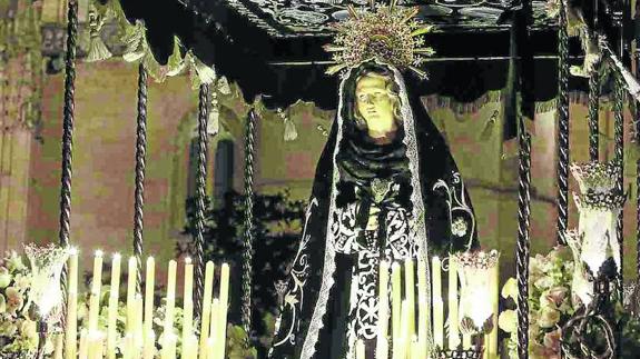 La grandiosidad de La Soledad, durante su peregrinaje nocturno por las calles del centro de la ciudad. 