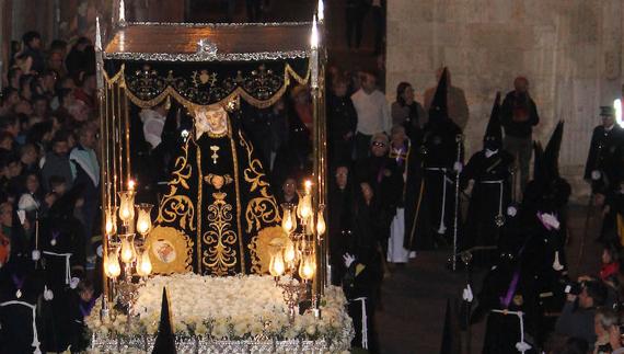 La Virgen de la Soledad, al inicio de la procesión.