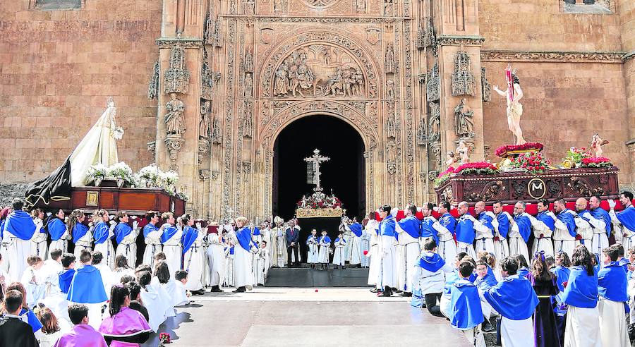 La Virgen de la Alegría se desprendió el manto de luto ante la presencia del Resucitado en el atrio de la Catedral.