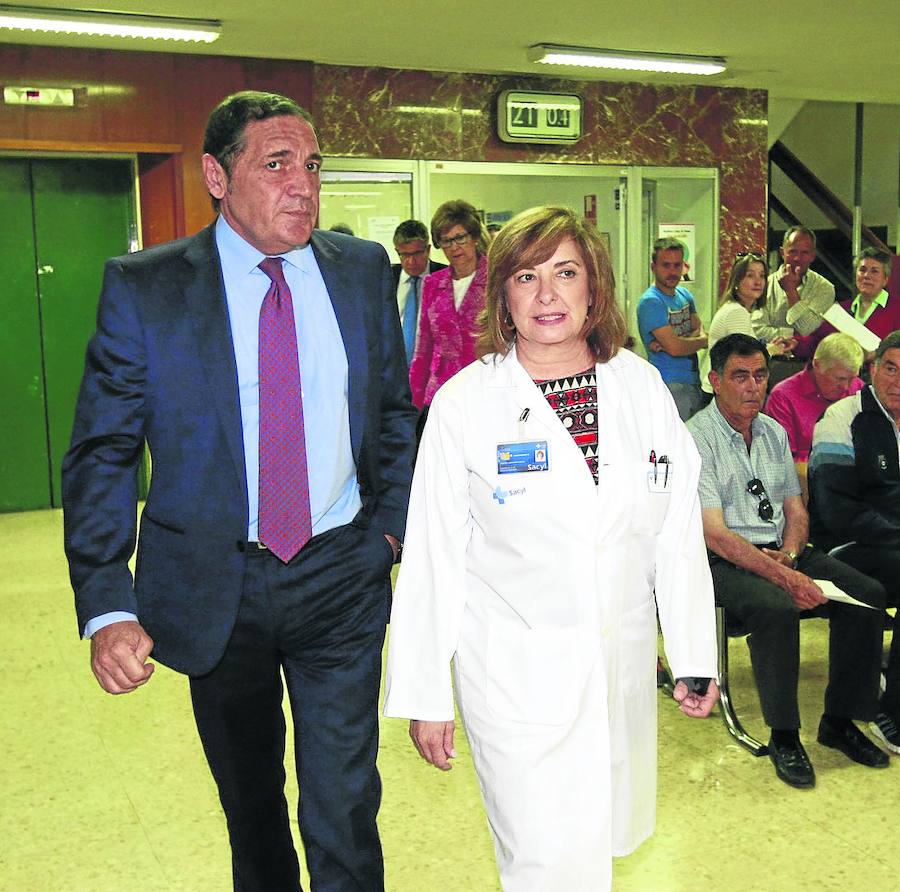 El consejero de Sanidad, Antonio María Sáez Aguado, y la gerente del hospital, Cristina Granados. 