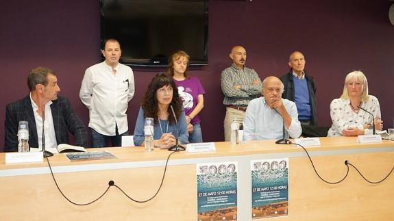 La concejala Ana Redondo, en el centro, junto a Javier Martínez, Luis Miguel Durán y Amparo Moral durante la presentación de la performance. 