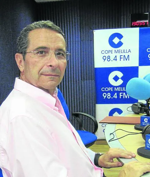 César Muro Benayas, en los estudios de la emisora Cope en Melilla. 