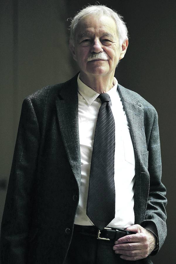 Eduardo Mendoza.
