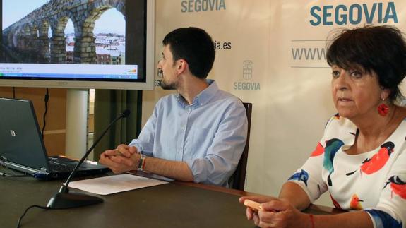 Los concejales de Juventud y Patrimonio Histórico, Álvaro Serrano y Claudia de Santos, respectivamente, presentan el vídeo resultante del programa. 