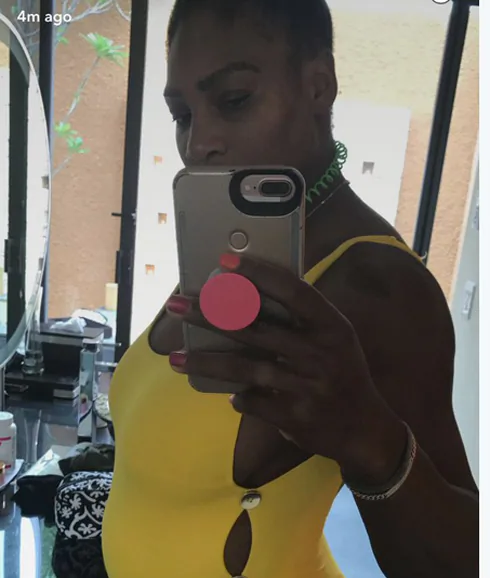 Serena Williams mostrando su barriga. 