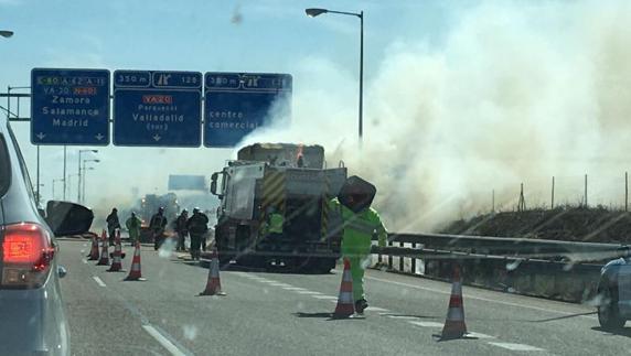 Imagen de los Bomberos apagando el camión ardiendo.