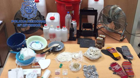 Droga y material intervenido en la operación. 