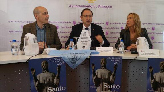 De izquiereda a derecha, Miguel Ángel Brugera, Alfonso Polanco y Carmen Fernández.  