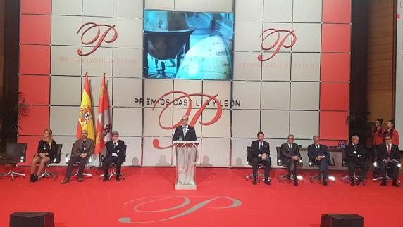 El rector de la Universidad de Salamanca agradece llos premios en nombre de los galardonados. 