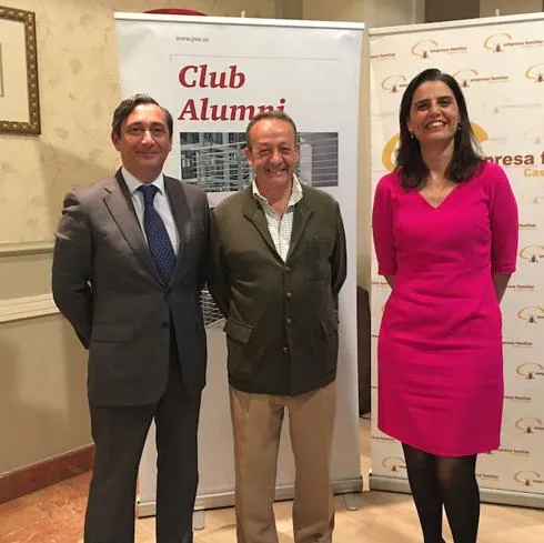 Pablo Fernández, director de Empresa Familiar-Legal de PwC; José Miguel Isidro, presidente de EFCL, y María Sanchíz, socia responsable del Área de Empresa Familiar de PwC.. 