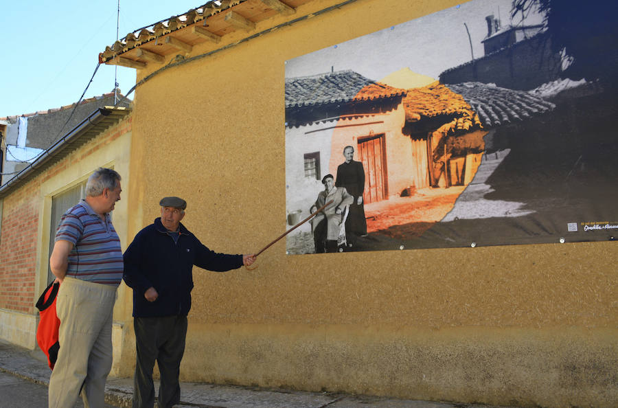 Dos vecinos contemplan uno de los murales.
