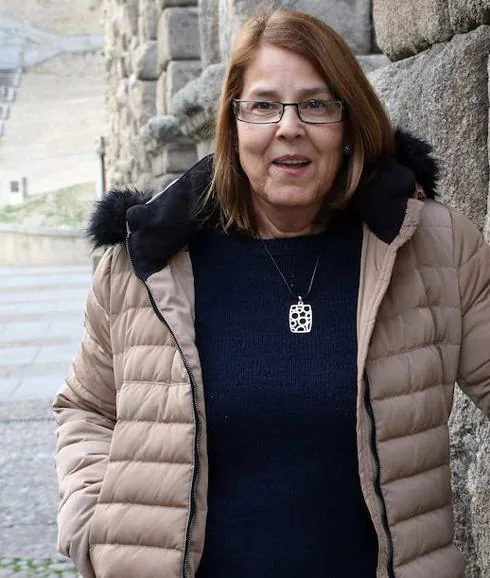 Marisa Alonso, junto al acueducto de Segovia. 