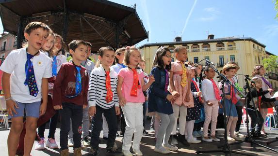 Varios niños participan en una de las actividades programadas en la Plaza Mayor de Segovia, este domingo, por el Día del Libro. 