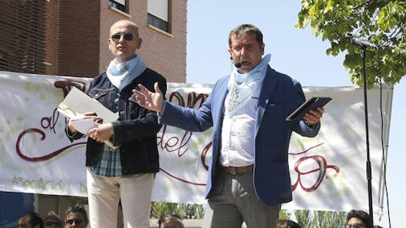 Sergio Martín, durante el pregón, junto al presidente de la Asociación de Vecinos del Cristo, Miguel Ángel Brugera.