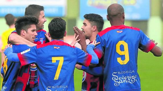 Jugadores de la Gimnástica Segoviana celebran un gol conseguido en el Municipal de La Albuera.