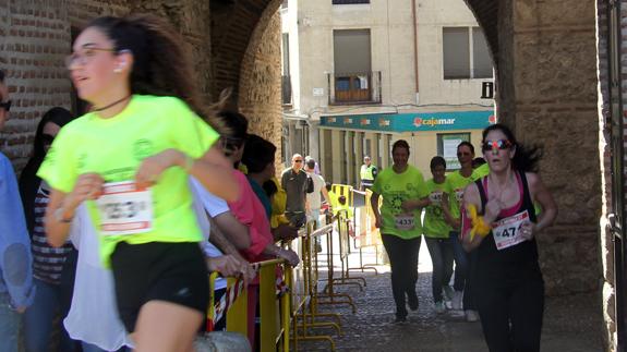Un momento de la carrera 'Porque viven' a su paso por el Arco del Alcocer. F.G. MURIEL