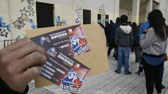 Seguidores de Avenida retiran entradas en la última final de la Liga Femenina en Würzburg. 